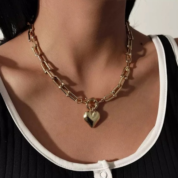 Jewelry - Gold Tone Heart Chunky Necklace